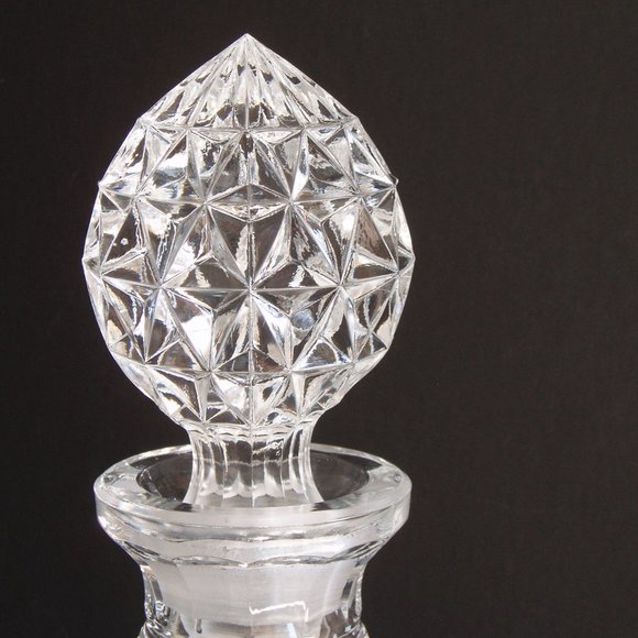Diamond Cut Glass Style Wine Decanter Whiskey Carafe w Top Unique Stopper Heavy - Picture 3 of 14